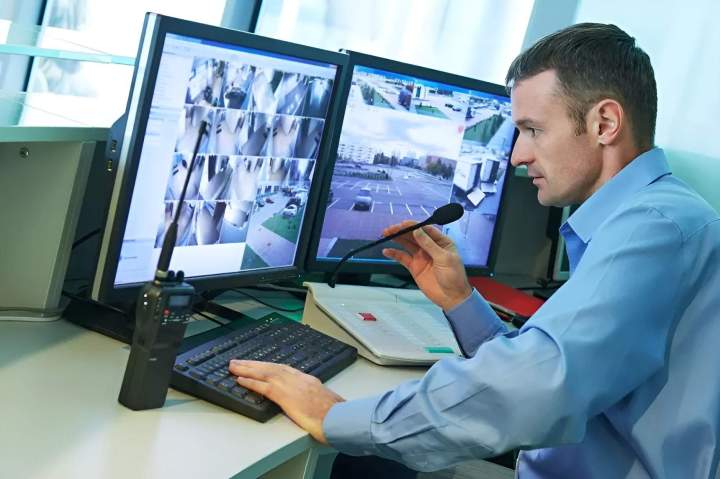 Centrale de surveillance pour la protection de bâtiments résidentiels et commerciaux.